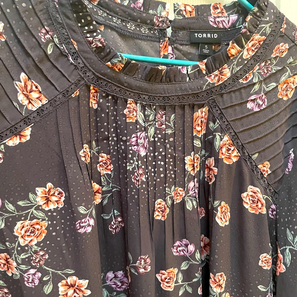 Gray/floral Torrid blouse with high neck. Buttons in the back,x5 - Picture 2 of 5